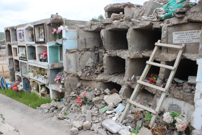 Graves daños dejó el último terremoto en el Cementerio Parroquial de Punitaqui. Hoy los nichos dañados serán demolidos, pues no tienen posibilidad de ser reparados.