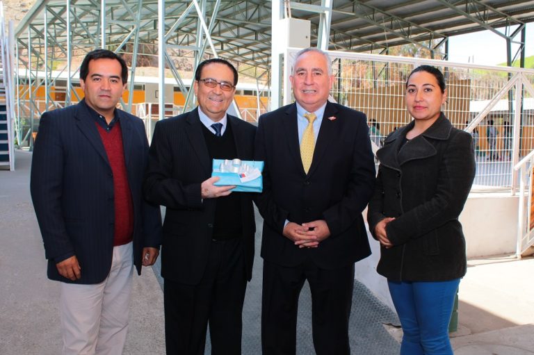 Marco Antonio Salazar Ruiz recibió un reconocimiento como el profesor más representativo de la provincia. Crédito: Cedida