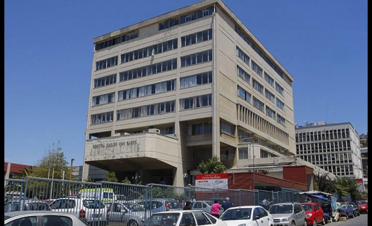 El menor permanece internado en el Hospital Carlos van Buren de Valparaíso.