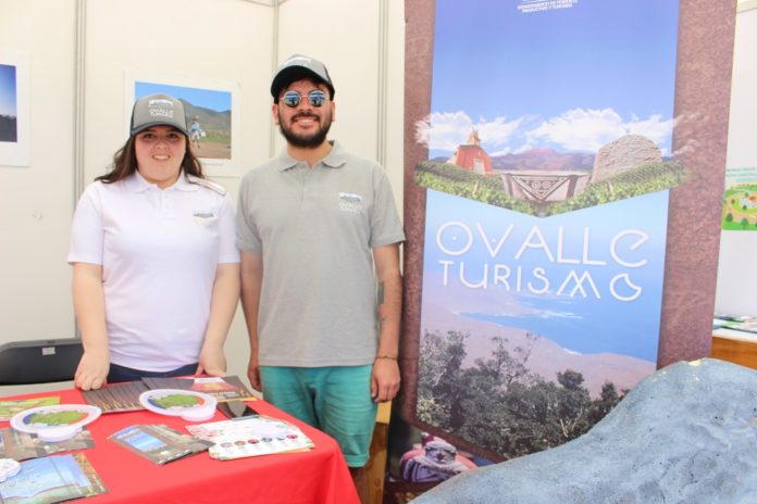 La feria alberga diversos stands, algunos de ellos para mostrar las bondades de las comunas de la provincia. En la imagen el stand de Ovalle Turismo.