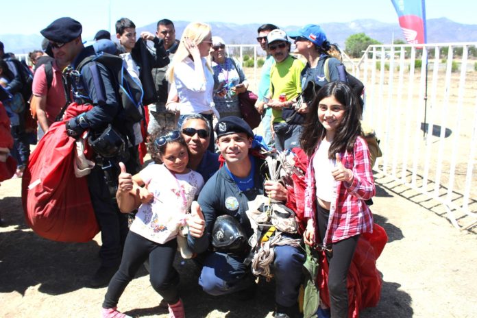 Los niños fueron los que más se entretuvieron con la acción de los Boinas Azules, y por ello, muchos de ellos no perdieron la oportunidad de sacarse fotos con ellos.