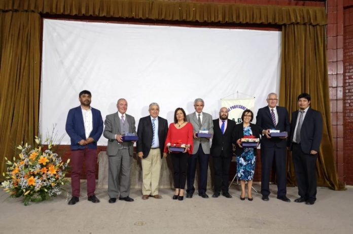 La ceremonia se llevó a cabo en el salón auditorio municipal y estuvo marcada por las distinciones que recibieron profesores y asistentes de la Educación