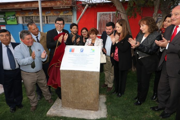 Vecinos y autoridades inauguran el monolito que da por finalizadas las obras de mejoramiento del Eje Balmaceda en Monte Patria, y dispone su puesta al servicio de la ciudad.