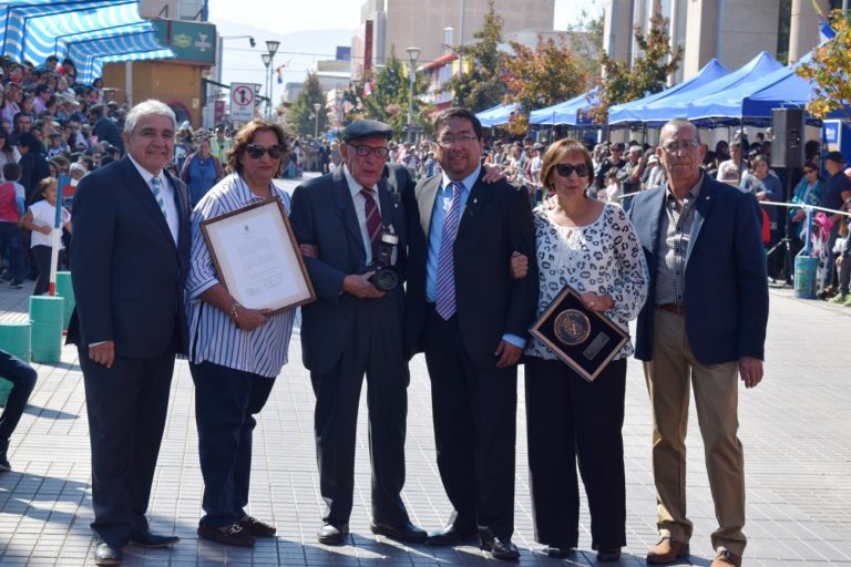 Don Ifman al momento de recibir la condecoración Ciudadano Distinguido de Ovalle en el aniversario 187 de la ciudad