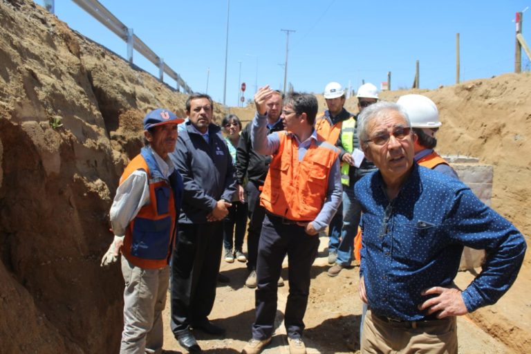 Autoridades y vecinos participaron en la visita inspectiva realizada durante la mañana del martes para ver en detalle las obras que aún faltan por construir en la ruta D-43.