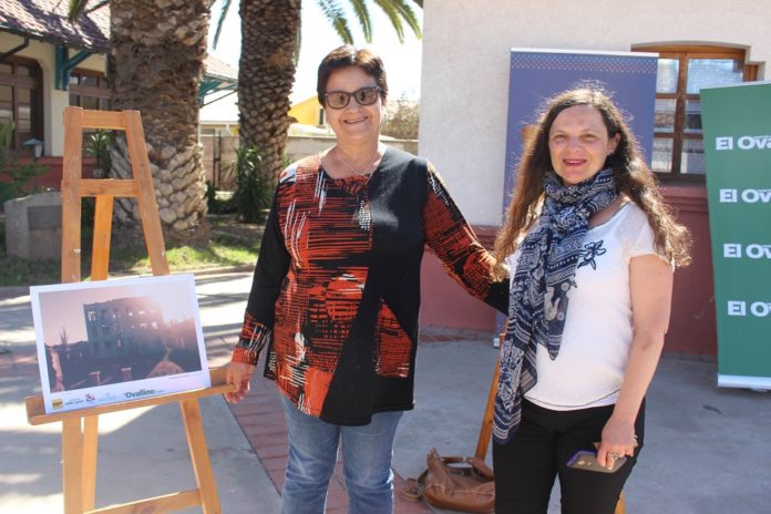 El Tercer Lugar fue para Carolina Tello (a la izquierda) en la imagen, quien retrató el antiguo molino ubicado en La Chimba. A la derecha, la directora del Museo Limarí, Gabriela Carmona. Crédito: El Ovallino.