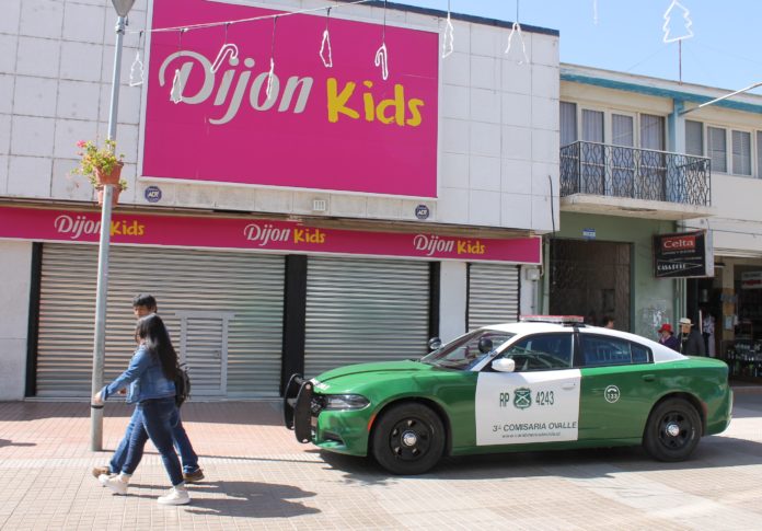 El hombre entró a la tienda antes de la apertura de esta, mientras llegaba el personal