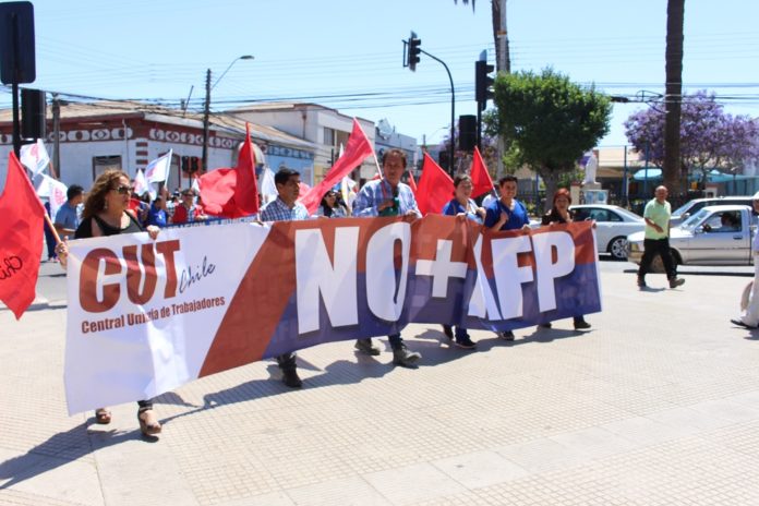 Trabajadores ovallinos se unieron al paro nacional del sector público con una marcha por las calles de la ciudad. Crédito: Kamila M.