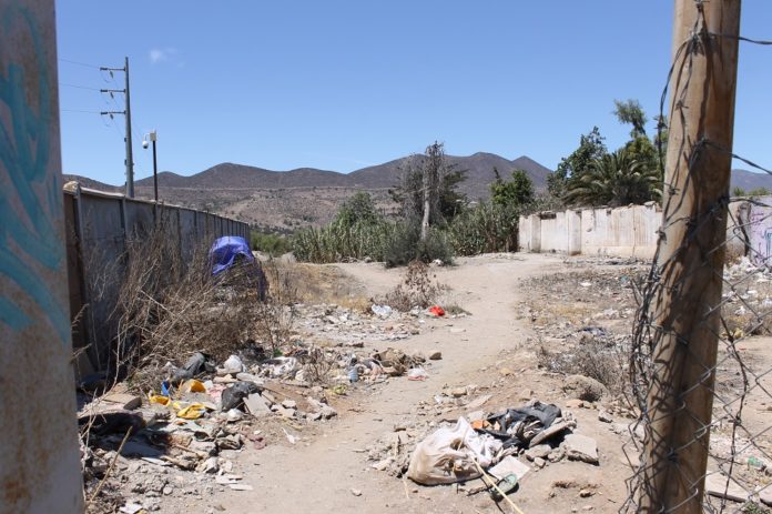 En el lugar se aprecia una carpa, basura y escombros