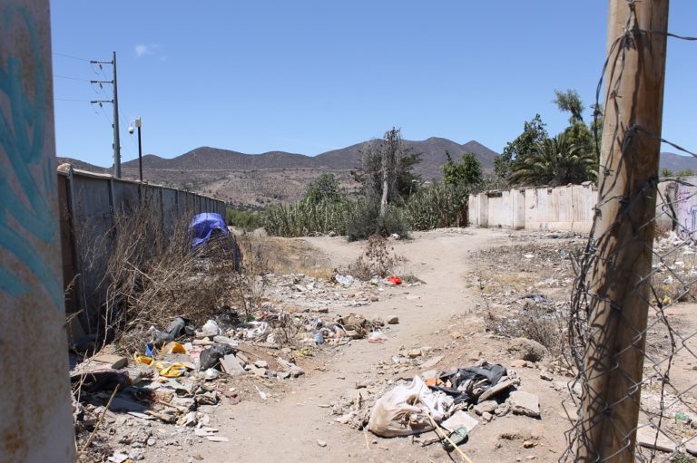 En el lugar se aprecia una carpa, basura y escombros