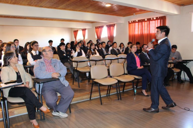 La comunidad escolar del Colegio San Viator participó del conversatorio y presentación de la campaña contra el acoso escolar.