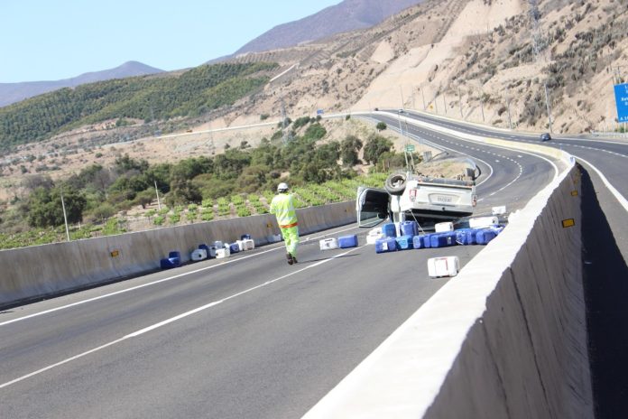 En la camioneta se transportaba, sin autorización, nada menos que 40 bidones de 20 litros que mantenían ácido sulfúrico.