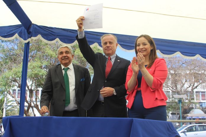 En la ceremonia las autoridades firmaron el traspaso. Crédito: Kamila M.