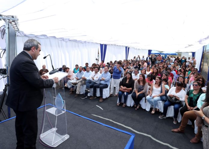 El gerente de Aguas del Valle Andrés Nazer dirigiéndose a los asistentes a la ceremonia.