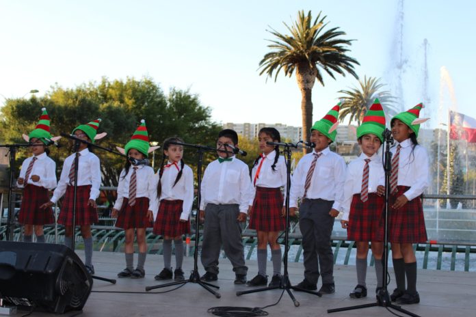 La muestra contempla presentaciones diarias en el Espejo de Agua, en donde los recintos escolares urbanos y rurales exhiben su repertorio musical en compañía de sus profesores.