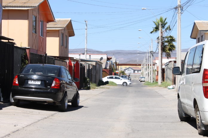 Una vecina denuncia que existe gran acumulación de basura en el patio trasero de la casa que colinda con la suya en Villa El Portal