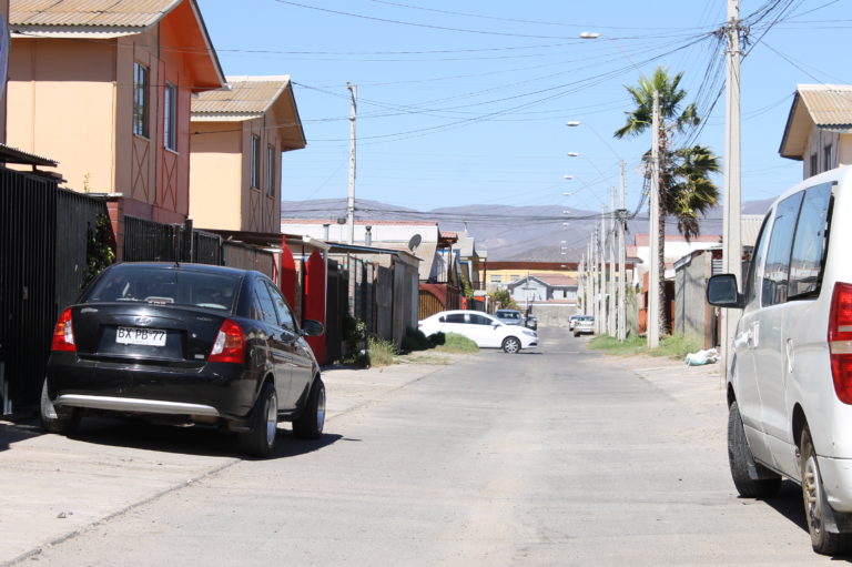 Una vecina denuncia que existe gran acumulación de basura en el patio trasero de la casa que colinda con la suya en Villa El Portal