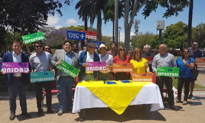 Tras una elección marcada por fuertes tensiones, en la UDI hacen un llamado a la unidad para proyectar el trabajo territorial y electoral. En la imagen, miembros de la antigua y nueva directiva regional del partido liderados por el presidente vigente, Juan Carlos Aguirre, y el recién electo, Oscar Tapia.