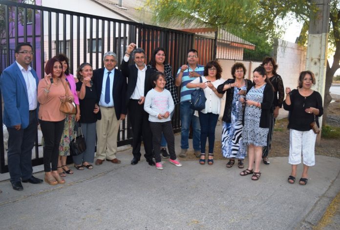 La ceremonia de entrega se realizó en la sede social del sindicato de taxis colectivos de la línea 43 y contó con la presencia de las familias favorecidas.