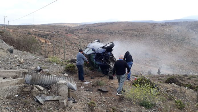 Se trató del volcamiento de un automóvil en la Ruta 5 Norte, a la altura del sector La Cebada, hecho que dejó como saldo tres personas con lesiones leves. Crédito: Grupo Ovalle Informa