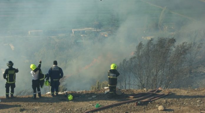 En épocas como el verano, las condiciones del trabajo para Bomberos son aún más extremas y necesitan contar con óptima hidratación. Crédito: El Ovallino.