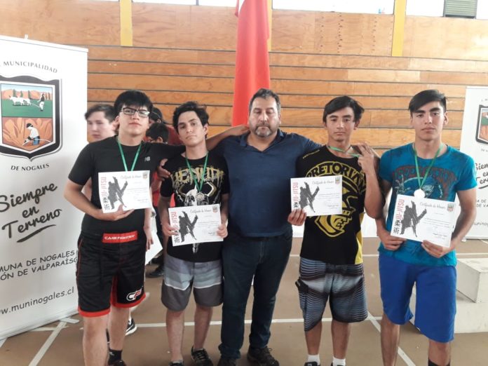 El deportista consiguió el primer lugar en el campeonato escolar de lucha de suelo en la región de Valparaíso.