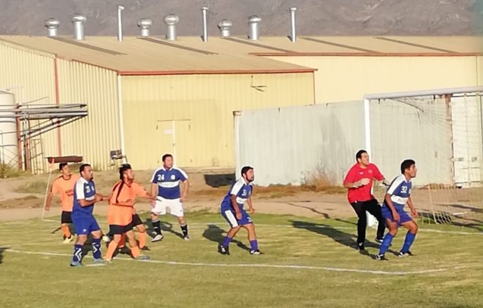 El torneo se juega cada lunes, miércoles y viernes en la cancha de Agrícola Tamaya, hasta el 25 de enero.