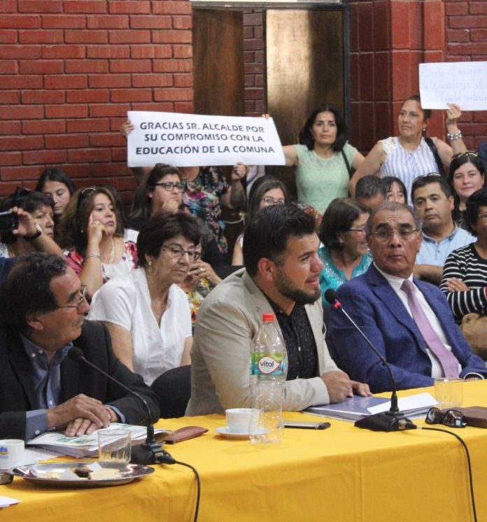 En el último tramo de la sesión, de entre el público presente, varias personas levantaron carteles en apoyo al alcalde Claudio Rentería.