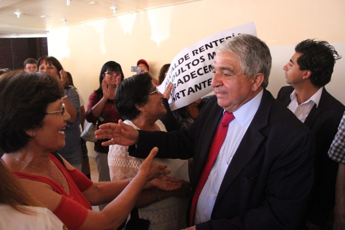 Tras aquel concejo, el alcalde Claudio Rentería recibió el apoyo de sus seguidores. (FOTO: CHRISTIAN ARMAZA)