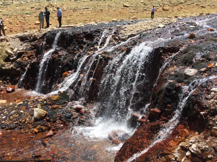 Un verdadero espectáculo forman las correntadas de agua cristalina bajando desde sectores como Quebrada Amarilla y Humedales. Provenientes de afloramientos del río Hurtado, forman un verdadero oasis en medio de la alta cordillera.