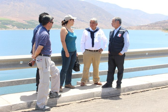 El gobernador Iván Espinoza, en compañía del alcalde de Ovalle, Claudio Rentería, inspeccionó el puente del Embalse Recoleta y descartó peligro para los transeúntes. Crédito: Kamila M.