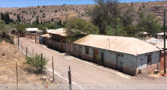 La presencia de dos postes del alumbrado público podría hacer que vecinos se quedaran sin vereda