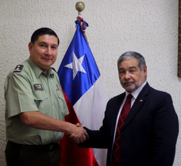 Este miércoles el comandante Pablo Silva Martínez realizó un saludo protocolar al gobernador de Limarí, Iván Espinoza.