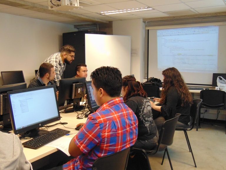 Con un taller de programación básica, las y los alumnos de Analista Programador de Santo Tomás sede Ovalle fueron recibidos en la que será su nueva casa de estudios