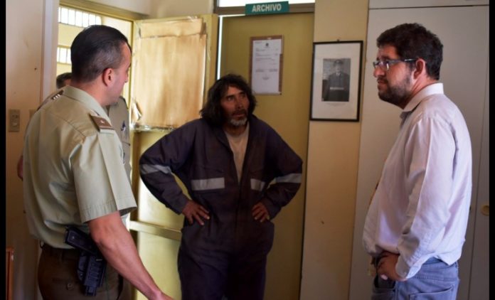 El criancero salamanquino junto a carabineros y el gobernador de Choapa, Juan Pablo Gálvez .