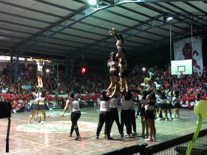 Los cheerleaders rojos destacaron con sus acrobacias y coreografías