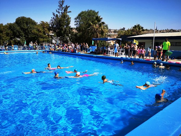 Niños, adultos y adultos mayores podrán aprender a nadar gratis en la piscina municipal de Ovalle.