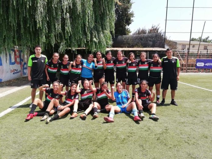 El plantel del equipo de fútbol femenino Palestino.