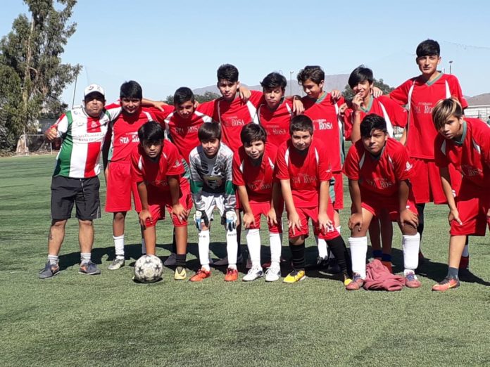 Plantel de la academia junto al vocero y profesor del Club 21 de Mayo, Luis Retamales.