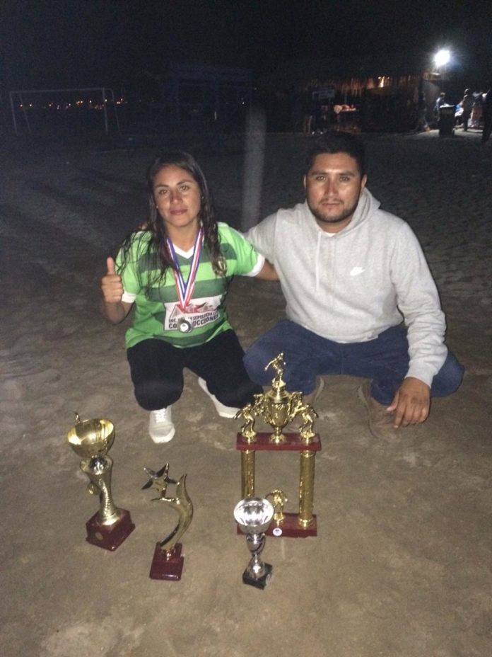 La delantera Angélica Araya, -elegida como “mejor jugadora” del campeonato-, junto al Director Técnico Alexis Araya.