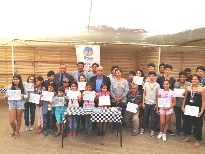 Ganadores del Torneo de Ajedrez de Verano 2019, junto a Claudio Rentería, Alcalde de la ciudad de Ovalle y otros miembros de la Academia Municipal de Ajedrez.