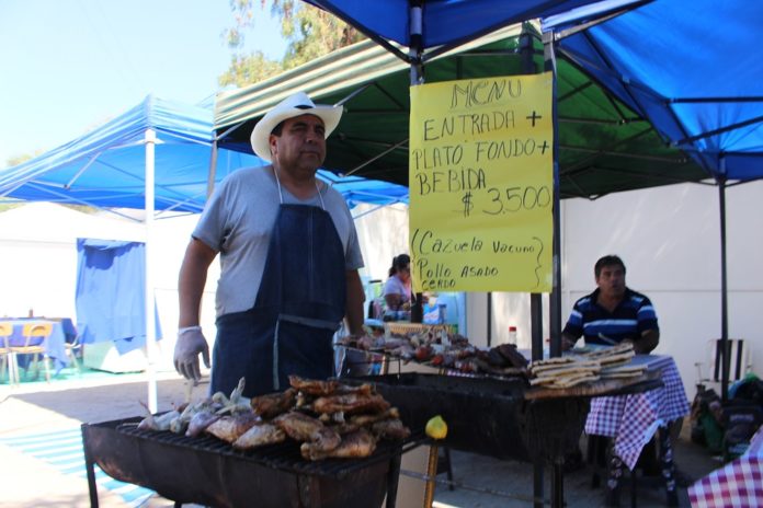 La gastronomía no estuvo ausente, especialmente los asados. Leonel Pizarro V.