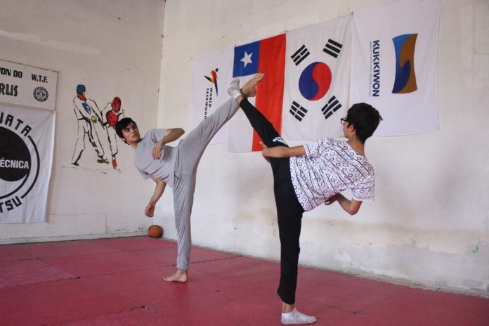 Luis Marín entrena constantemente en la Academia Municipal de taekwondo.