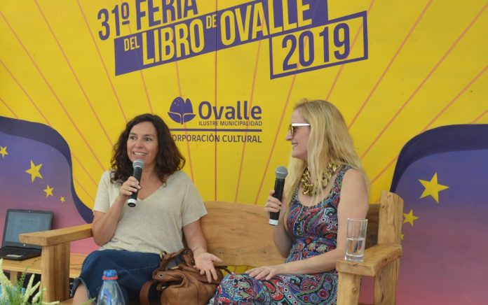 Acompañada por su prima Ana Durruty, la escritora ovallina Paz Corral Yagnam presentó en la Feria del Libro de Ovalle su último cuento: Caperucita Roja y Abuelita, detectives privados 2.