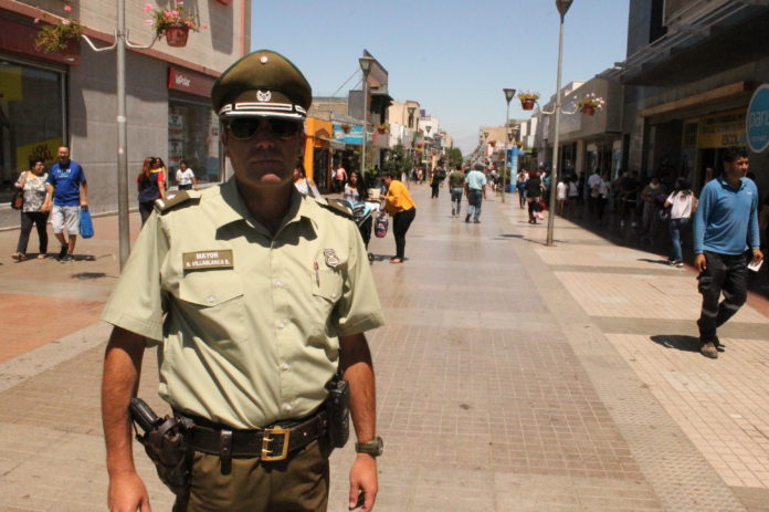 El mayor Alejandro Villablanca camina por Ovalle para estar en contacto con la comunidad