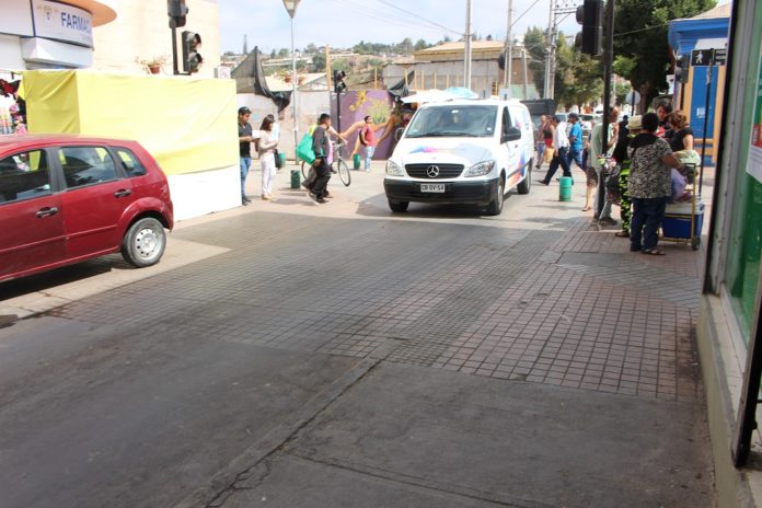 El problema se concentra en la intersección de calle Arauco con paseo peatonal. Crédito: Kamila M.