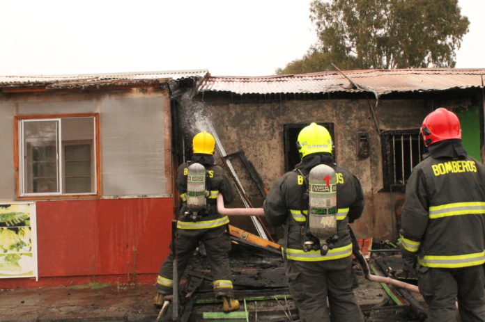 A la llegada del carro de Bomberos el incendio ya estaba controlado, por lo que los voluntarios apagaron la incandescencia que había en las maderas de la estructura.