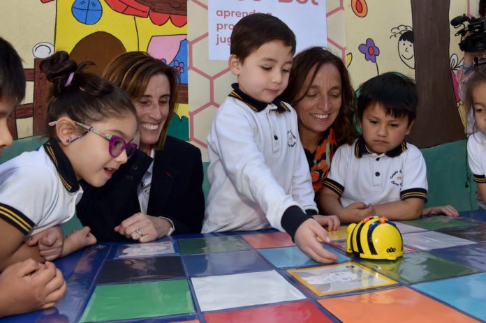 Bee-Bot es un robot con forma de abeja que fomenta el desarrollo de las habilidades básicas para el pensamiento computacional desde edades tempranas.