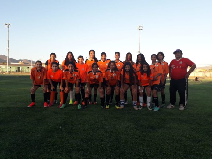 Equipo femenino de Cobreloa-Ovalle, junto a al Director Gustavo Araya.