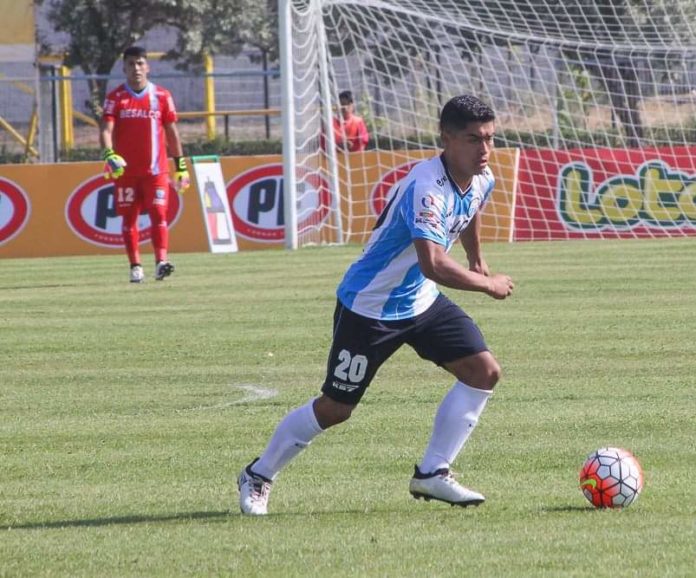 El lateral izquierdo jugando por Club Deportivo Magallanes.